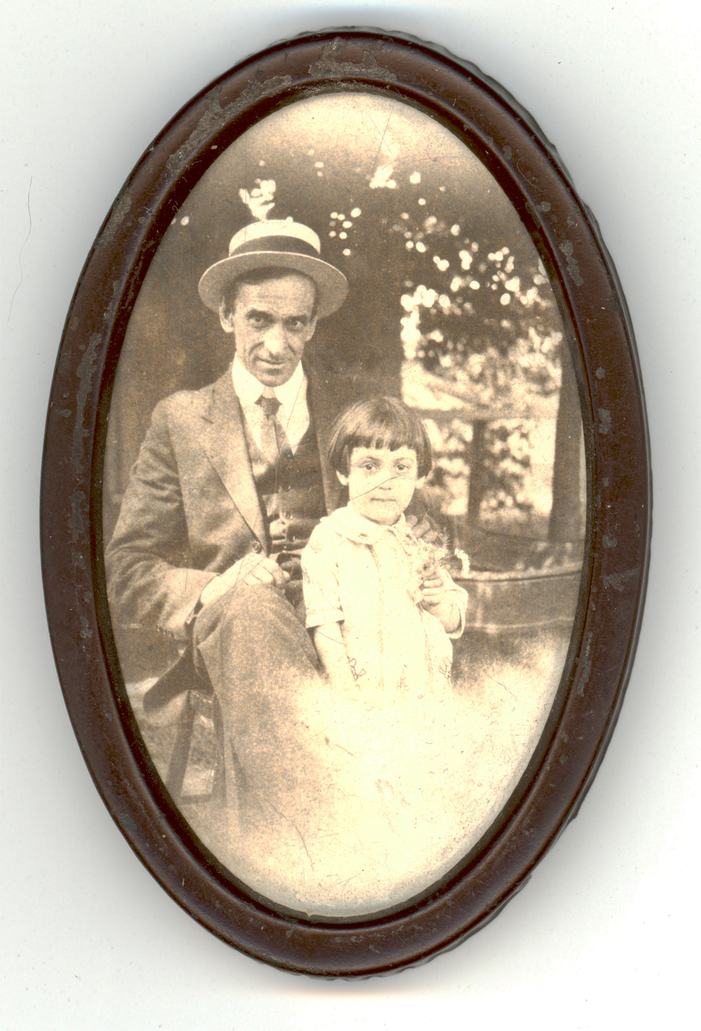 Riopelle as a child with his father Léopold Riopelle, around 1927. © Centre de documentation et archives Riopelle.