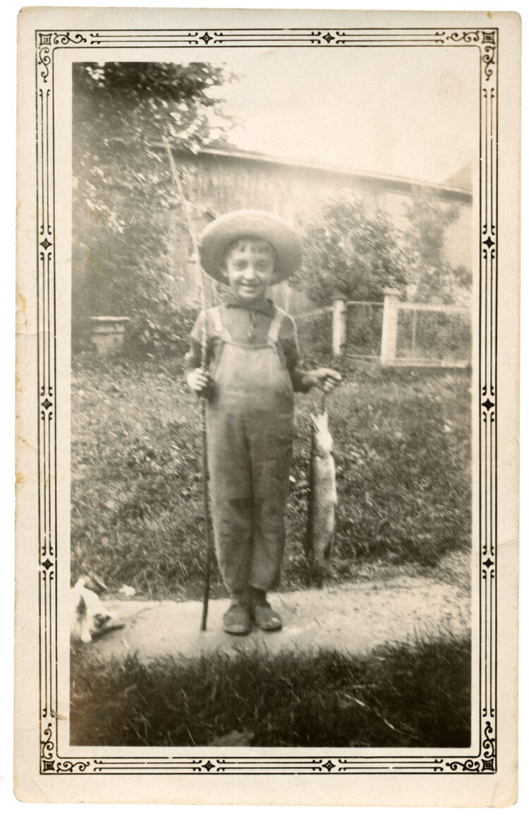 Riopelle returning from fishing, around 1928. © Centre de documentation et archives Riopelle.
