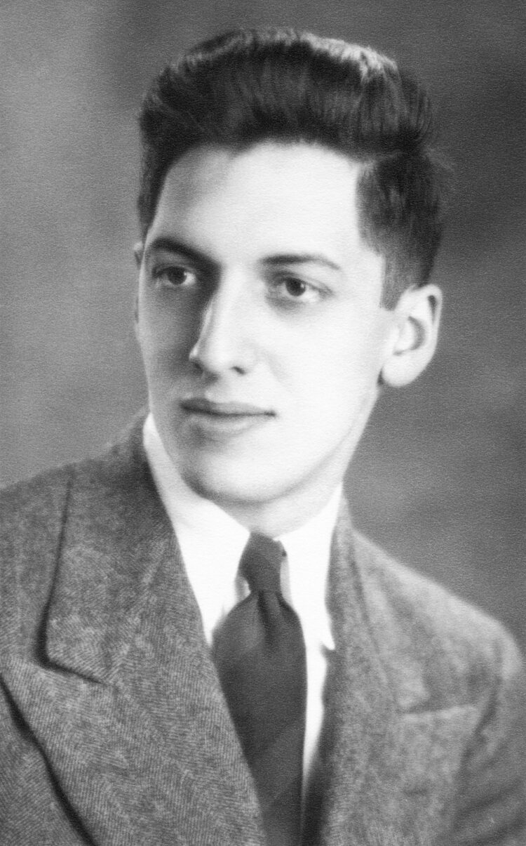 Riopelle, around 1940. © Centre de documentation et archives Riopelle.
