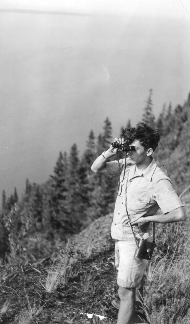 Riopelle at Saint-Fabien-sur-Mer, around 1941. © Centre de documentation et archives Riopelle.
