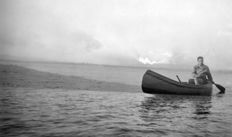Riopelle in a canoe at Saint-Gabriel-de-Brandon, June 1943. © Centre de documentation et archives Riopelle.
