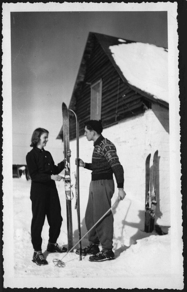 Françoise and Jean Paul Riopelle skiing, around 1945. © Centre de documentation et archives Riopelle.
