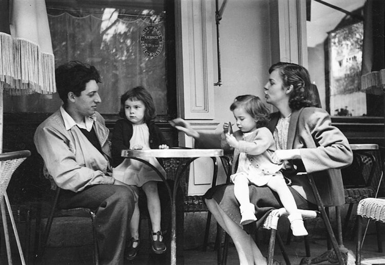 Françoise and Jean Paul Riopelle, and their two daughters, Yseult and Sylvie, 1952, photo by Bruno Cormier. © Centre de documentation et archives Riopelle.
