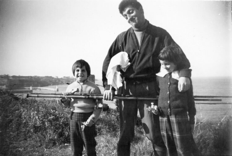 Riopelle and his daughters fishing, Belle-Île-en-Mer, 1953, photo by Françoise Riopelle. © Centre de documentation et archives Riopelle.
