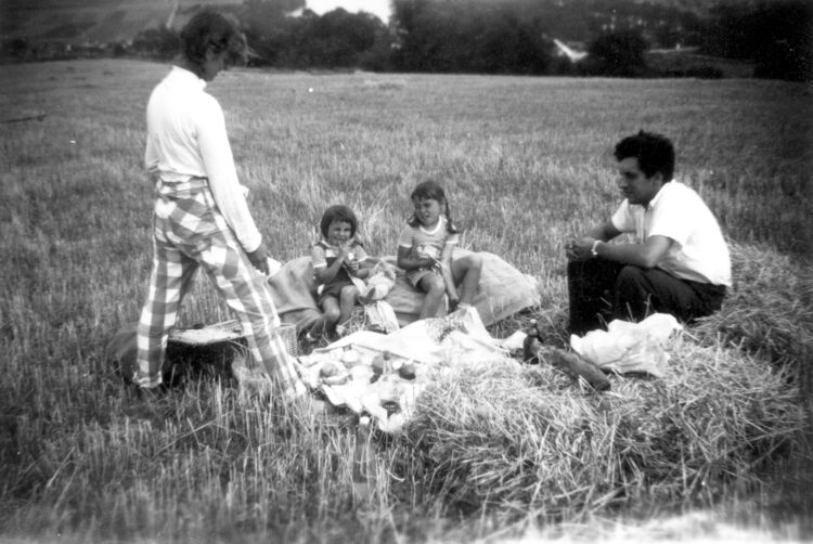 Françoise et Jean Paul Riopelle et leurs filles Yseult et Sylvie,  Belle-Île-en-Mer, vers 1953. © Centre de documentation et archives Riopelle.
