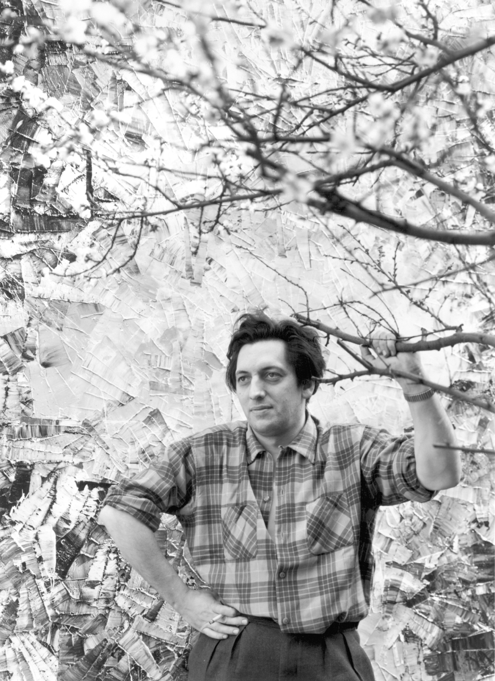 Riopelle devant Poussière de soleil, atelier de Vanves, vers 1955. © Centre de documentation et archives Riopelle.
