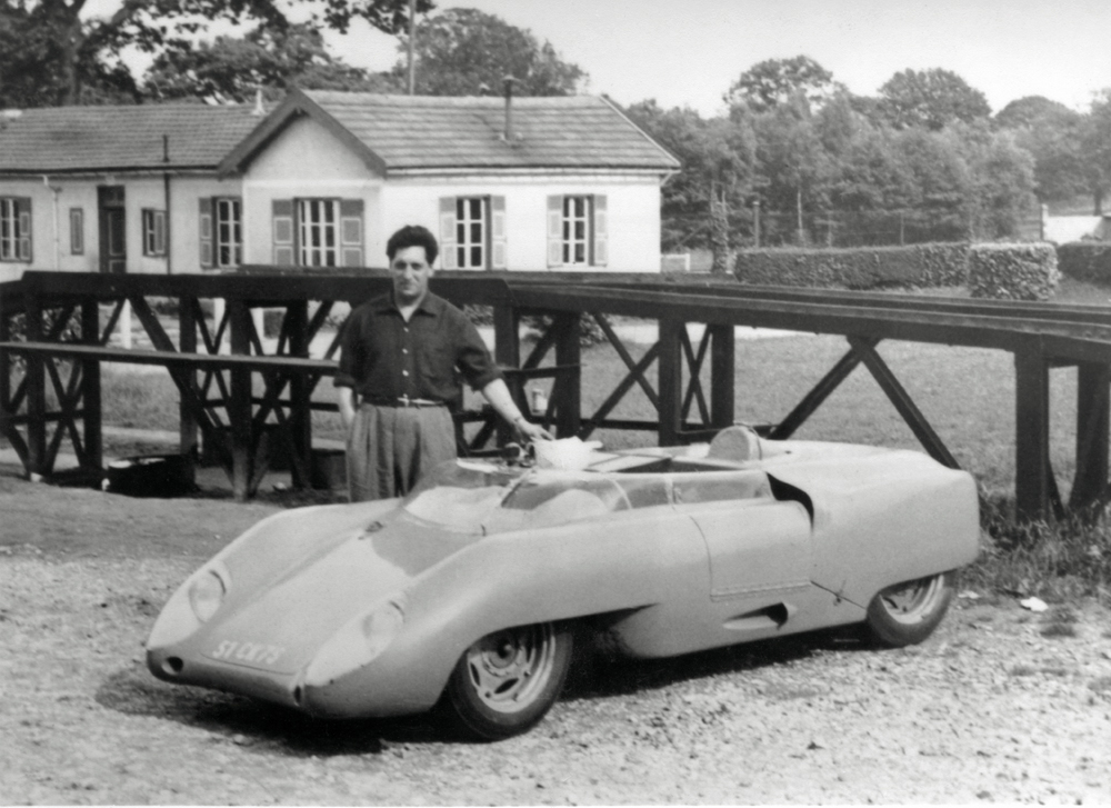 Riopelle  au circuit automobile du Mans, à côté de GDB, voiture de course construite par Paolo Vallorz et Daniel Andrisse, mai 1959. © Centre de documentation et archives Riopelle.
