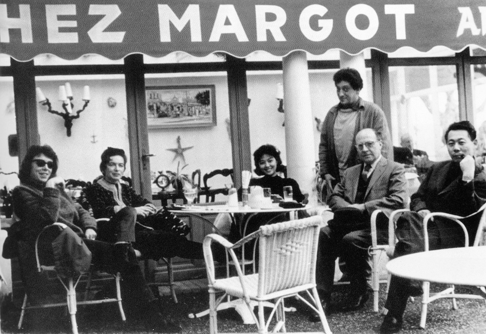 Joan Mitchell, Patricia Matisse, May Zao,  Riopelle, Pierre Matisse et Zao Wou-Ki, Chez Margot, Golfe Juan, vers 1962. © Centre de documentation et archives Riopelle.
