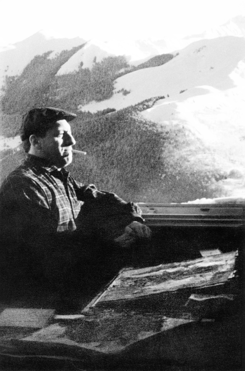 Riopelle à Superbagnères, Noël 1964, photo de Sylvie Riopelle. © Centre de documentation et archives Riopelle.
