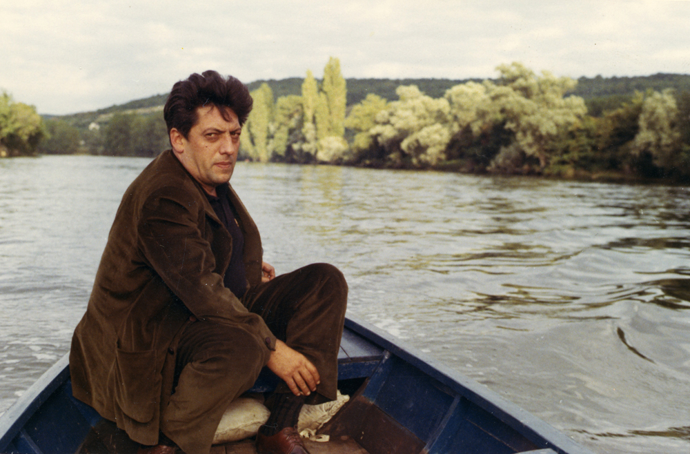 Riopelle sur la Seine entre Vétheuil et Lavacourt, 1968. © Centre de documentation et archives Riopelle.
