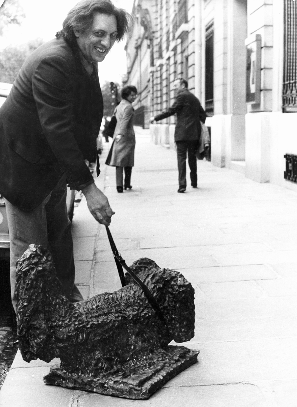 Riopelle avec son chien en bronze Isabelle devant le Centre culturel canadien à Paris, 1972. © Centre de documentation et archives Riopelle.