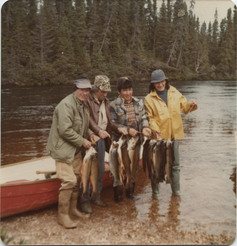 Partie de pêche, inconnu, Riopelle, inconnu et Louis Gosselin,  Camp Vieux poste, Sept-Îles, vers 1975-76. © Centre de documentation et archives Riopelle.
