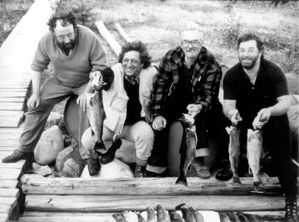 Paul Rebeyrolle, Riopelle, inconnu et Champlain Charest lors d’un voyage de pêche vers 1975. © Centre de documentation et archives Riopelle.

