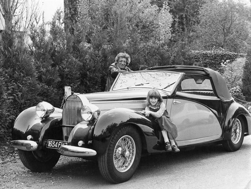 Riopelle et sa petite-fille Julie Bresson, près de la Bugatti, St-Cyr-en-Arthies, vers 1979, photo de Jacqueline Hyde. © Centre de documentation et archives Riopelle.