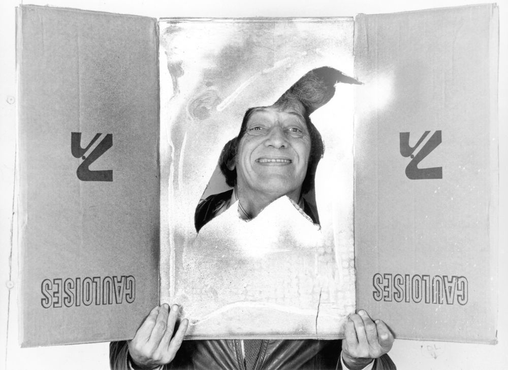 Riopelle, dans son atelier de Saint-Cyr-en-Arthies, vers 1983, photo de Jacqueline Hyde. © Centre de documentation et archives Riopelle.